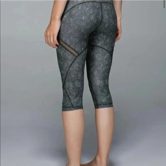 Lululemon Cool To Street Crop print is Jazzy White Gator Green size 10 - Picture 2 of 6